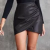 Falda mini negra elegante tipo cuero vista frontal