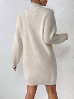 Vista trasera del vestido de punto albaricoque con manga larga