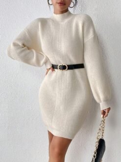 Vista frontal del vestido de punto albaricoque con cuello alzado