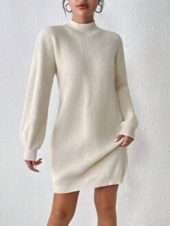 Detalle del vestido de punto albaricoque con textura canalé
