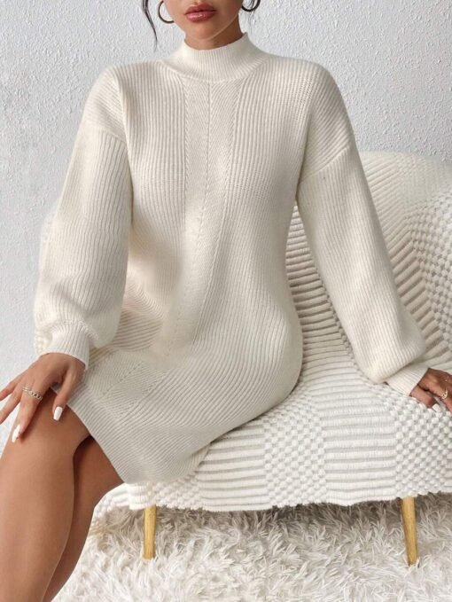 Mujer luciendo vestido de punto albaricoque casual