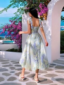 Vestido púrpura malva floral con espalda descubierta visto de atrás.