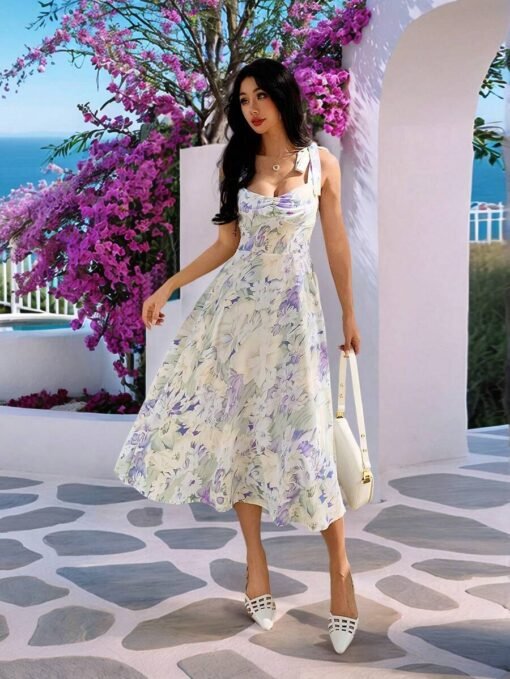 Vestido púrpura malva floral en pose lateral mostrando estampado integral.