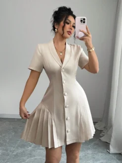 Vestido corto elegante albaricoque con botones y cuello vuelto cruzado.