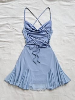 Vestido azul sexy con tirantes finos y falda campana, vista trasera cruzada.