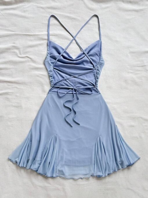 Vestido azul sexy con tirantes finos y falda campana, vista trasera cruzada.