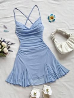 Vestido azul sexy con tirantes finos y falda campana, vista frontal.