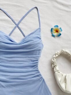 Detalle del escote y tirantes finos del vestido azul sexy.