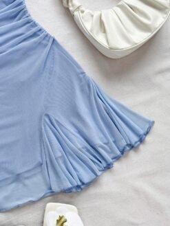 Detalle de la falda campana del vestido azul sexy.