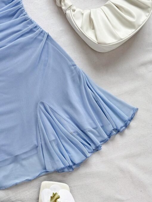 Detalle de la falda campana del vestido azul sexy.