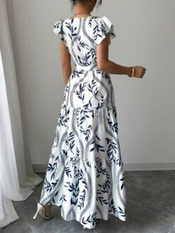 Vestido largo bohemio azul y blanco con estampado tropical visto de espaldas.