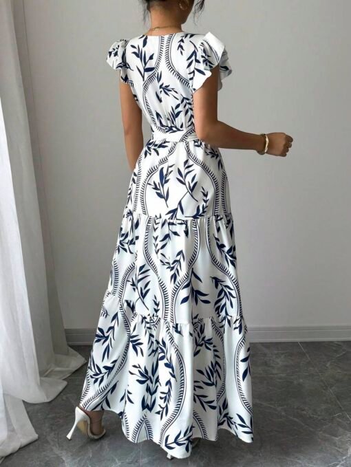 Vestido largo bohemio azul y blanco con estampado tropical visto de espaldas.