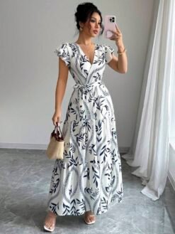 Vestido largo bohemio azul y blanco con estampado tropical visto de frente.
