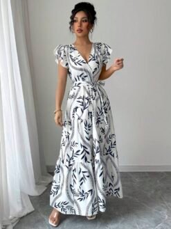 Modelo luciendo vestido largo bohemio azul y blanco con cinturón envolvente.
