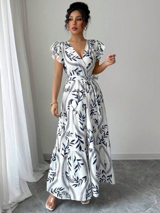 Modelo luciendo vestido largo bohemio azul y blanco con cinturón envolvente.