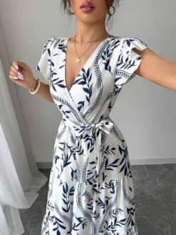 Detalle del escote en “V” y cinturón del vestido largo bohemio azul y blanco.