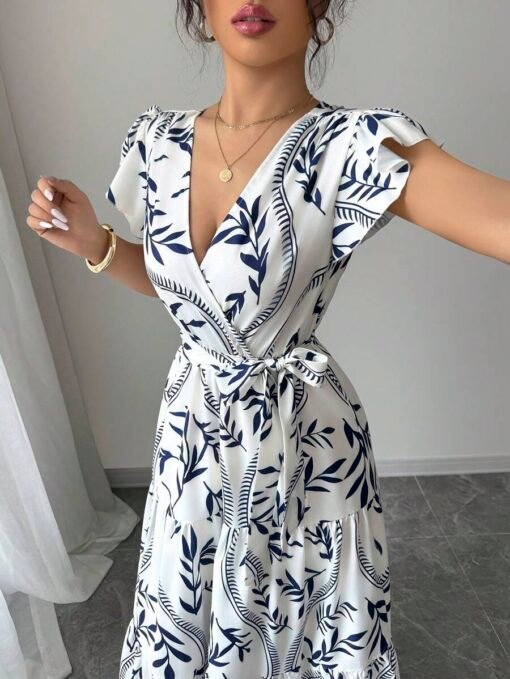 Detalle del escote en “V” y cinturón del vestido largo bohemio azul y blanco.