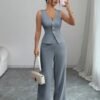 Conjunto gris elegante con chaleco y pantalón visto de frente.