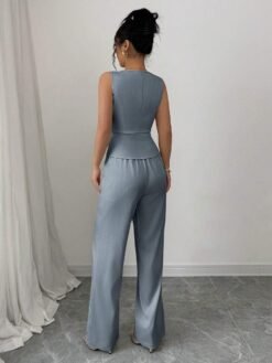 Conjunto gris elegante con chaleco y pantalón visto de espalda.