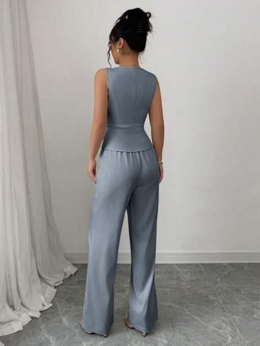 Conjunto gris elegante con chaleco y pantalón visto de espalda.