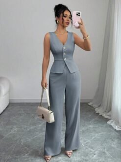 Conjunto gris elegante con chaleco y pantalón visto de frente.