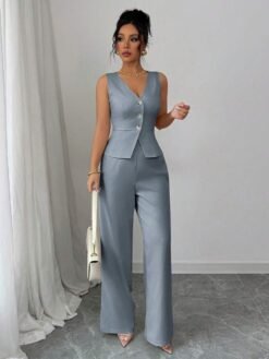 Conjunto gris elegante con chaleco y pantalón en pose lateral.