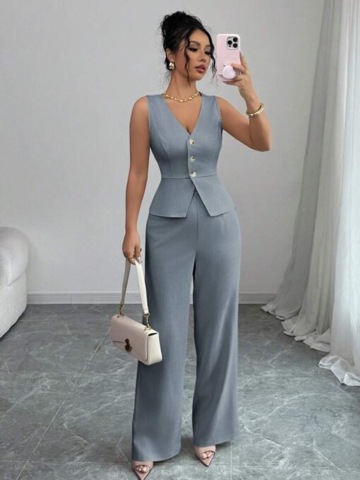 Conjunto gris elegante con chaleco y pantalón visto de frente.