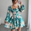 Vestido Floral Con Manga Obispo visto de frente con escote cuadrado.