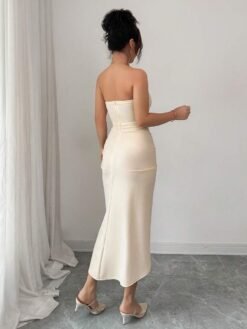 Vista trasera del vestido elegante sin tirantes color albaricoque con cremallera invisible.