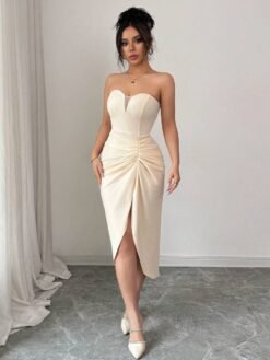 Vista frontal del vestido elegante sin tirantes color albaricoque con fruncido y abertura asimétrica.