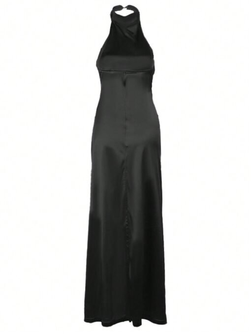 Vista trasera del vestido largo negro halter mostrando espalda descubierta.