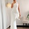 Vestido blanco maxi ajustado con escote asimétrico visto desde el frente