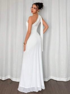 Vista trasera del vestido blanco maxi ajustado con cola tipo sirena