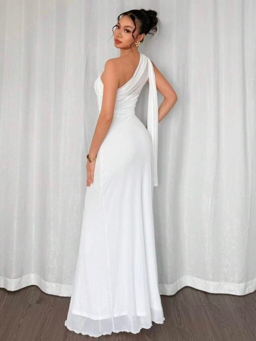 Vista trasera del vestido blanco maxi ajustado con cola tipo sirena
