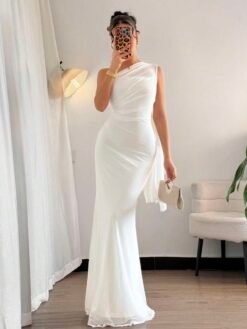 Vestido blanco maxi ajustado con escote asimétrico visto desde el frente