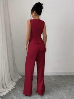 Conjunto burdeos elegante con chaleco y pantalón visto de espalda.