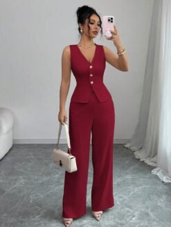 Conjunto burdeos elegante con chaleco y pantalón visto de frente.