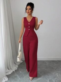 Conjunto burdeos elegante con chaleco y pantalón en pose lateral.