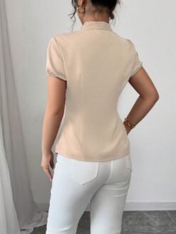 Camisa albaricoque con volantes y manga farol vista trasera.