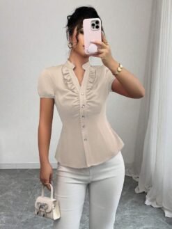 Camisa albaricoque con volantes y manga farol vista frontal.