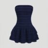 Vestido mini elegante azul marino sin tirantes con volantes.