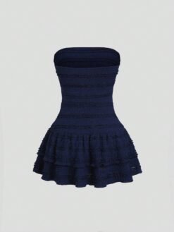 Vista trasera del vestido mini elegante azul marino ajustado.
