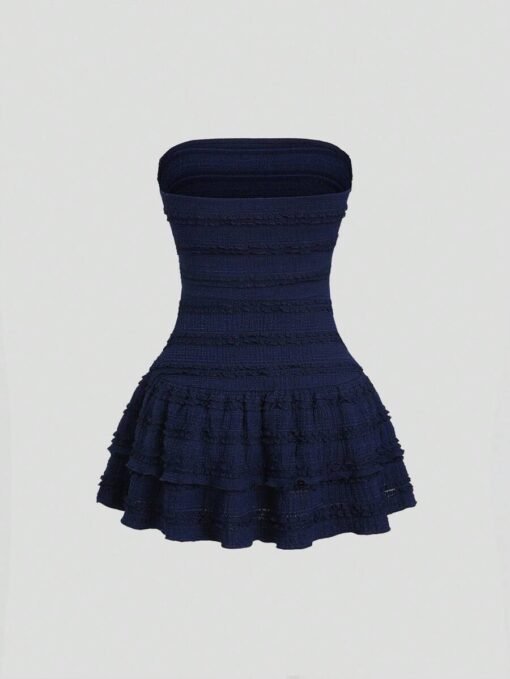 Vista trasera del vestido mini elegante azul marino ajustado.