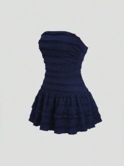 Lateral del vestido mini elegante azul marino con detalles fruncidos.