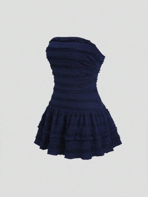 Lateral del vestido mini elegante azul marino con detalles fruncidos.