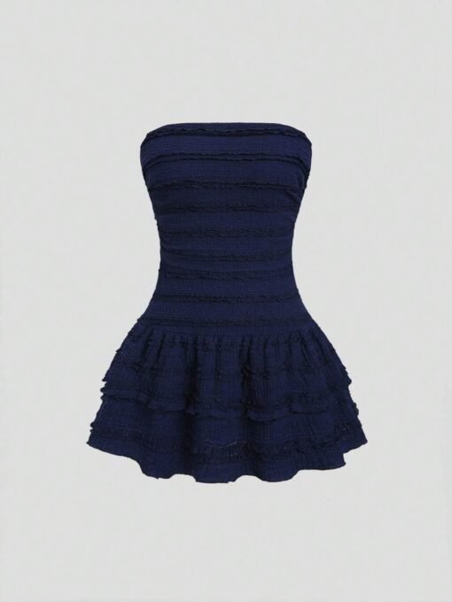 Vestido mini elegante azul marino sin tirantes con volantes.