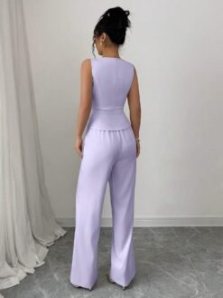 Vista trasera del conjunto púrpura malva mostrando caída del pantalón.