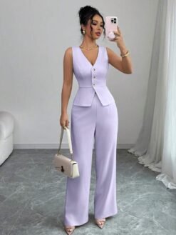 Vista frontal del conjunto púrpura malva con chaleco y pantalón recto.