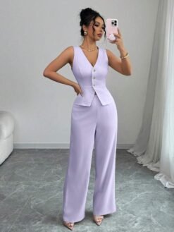 Modelo luciendo conjunto púrpura malva con accesorios elegantes.
