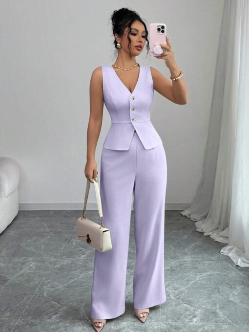 Vista frontal del conjunto púrpura malva con chaleco y pantalón recto.